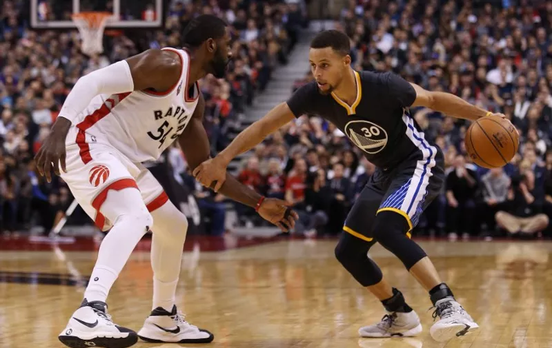 TORONTO, ON - DECEMBER 05: Stephen Curry #30 of the Golden State Warriors dribbles around Patrick Patterson #54 of the Toronto Raptors during an NBA game at the Air Canada Centre on December 05, 2015 in Toronto, Ontario, Canada. NOTE TO USER: User expressly acknowledges and agrees that, by downloading and or using this photograph, User is consenting to the terms and conditions of the Getty Images License Agreement.   