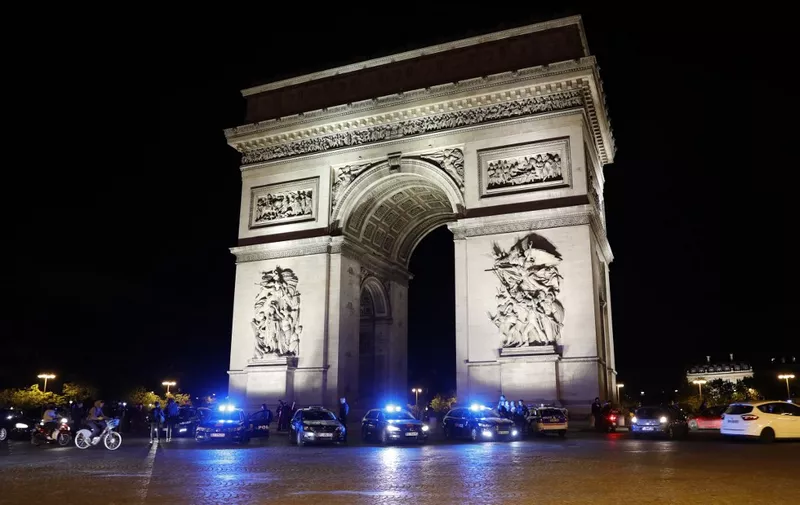 French police officers protest in front of Arc de Triomphe in Paris on June 13, 2020, in reaction to the French Interior Minister's latests announcements on June 11 following demonstrations against police violence. (Photo by Thomas SAMSON / AFP)