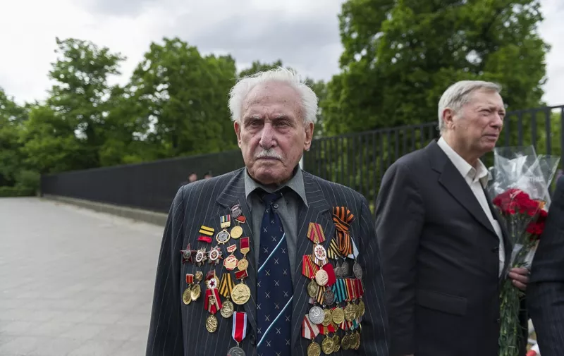 The Ukrainian veteran David Dushman mourns during a memorial service of Ukraine on 05.08.2015 at the Soviet memorial on the Straße des 17. Juni in Berlin , Germany during a memorial stone with a Russian tank . Throughout Europe, the 70th anniversary of the end of World War will be remembered in the present days.
(Photo by Markus Heine/NurPhoto) (Photo by Markus Heine / NurPhoto / NurPhoto via AFP)