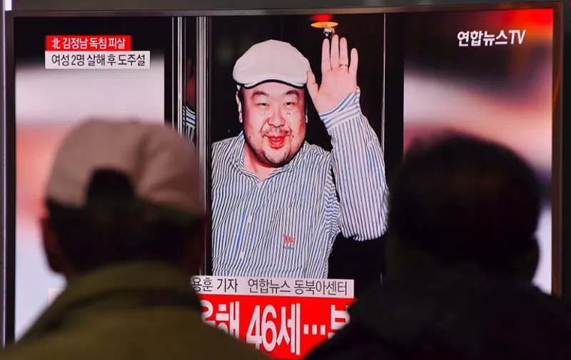 People watch a television showing news reports of Kim Jong-Nam, the half-brother of North Korean leader Kim Jong-Un, at a railway station in Seoul on February 14, 2017.
Kim Jong-Nam, the half-brother of North Korean leader Kim Jong-Un has been assassinated in Malaysia, South Korean media reported on February 14. / AFP PHOTO / JUNG Yeon-Je