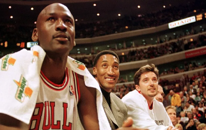 Chicago Bulls guard Michael Jordan (L), injured forward Scottie Pippen (C) and forward Toni Kukoc watch their teammates play against the Milwaukee Bucks during the second quarter 05 December at the United Center, in Chicago, IL.  Pippen has demanded that he be traded to another team following his recovery from foot surgery.  AFP PHOTO/VINCENT LAFORET (Photo by VINCENT LAFORET / AFP)