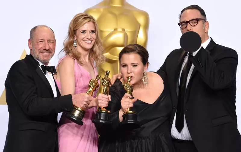(L-R) Steve Golin, Blye Pagon Faust, Nicole Rocklin, and Michael Sugar, pose with the Oscar for Best Picture, "Spotlight," in the press room during the 88th Oscars on February 28, 2016 in Hollywood.   AFP PHOTO/ROBYN BECK / AFP / ROBYN BECK