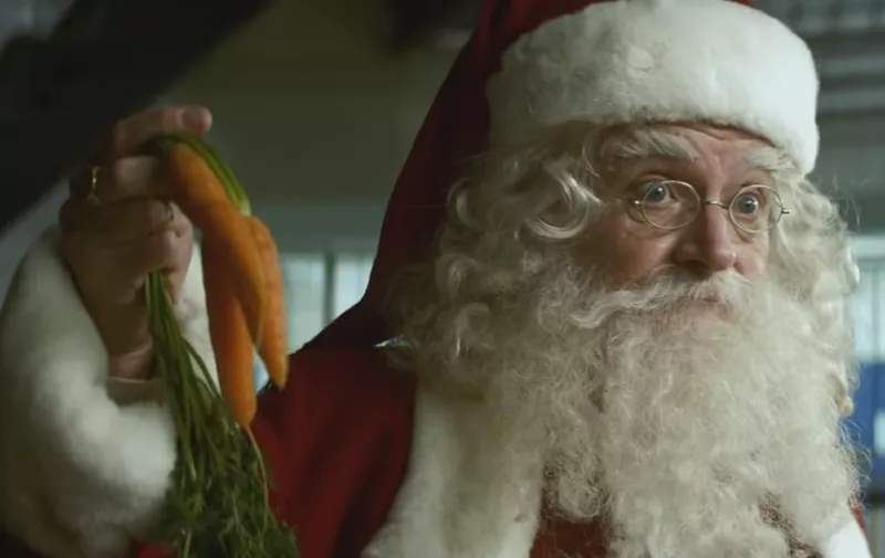 Film 'Get Santa' iz 2014. godine govori o Djedu Božićnjaku koji završi iza rešetaka, gdje se skompa s ostalim zatvorenicima dok ga jedan dječak pokušava spasiti i vratiti kući. 