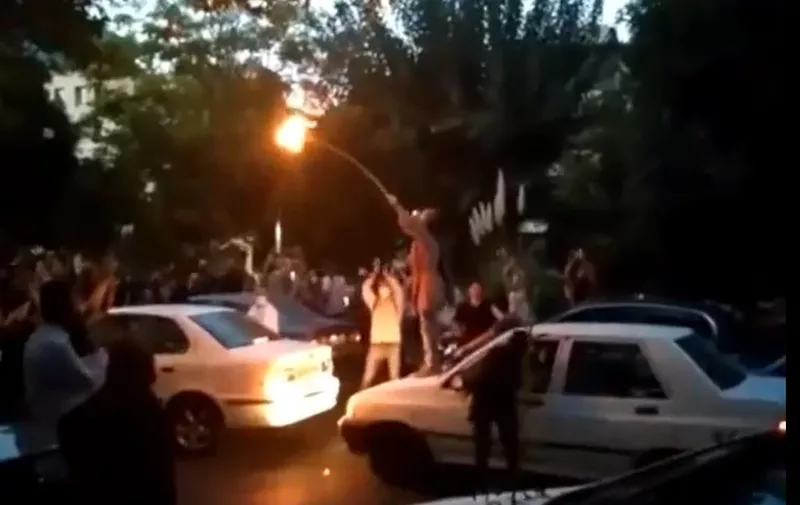 Prosvjednici pale auta u Iranu 