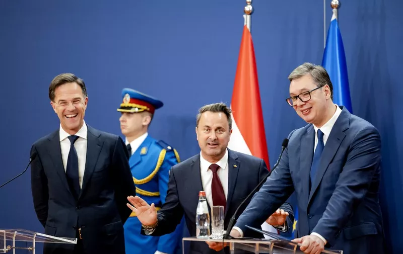 BELGRADE - Prime Minister Mark Rutte (l) and Prime Minister Xavier Bettel (m) of Luxembourg during a press conference with Serbian President Aleksandar Vucic. Rutte and Bettel are on a two-day joint working visit to Serbia and Kosovo. Prime Minister Xavier Bettel makes a joke about his height during the press conference. ANP ROBIN VAN LONKHUIJSEN netherlands out - belgium out (Photo by ROBIN VAN LONKHUIJSEN / ANP MAG / ANP via AFP)