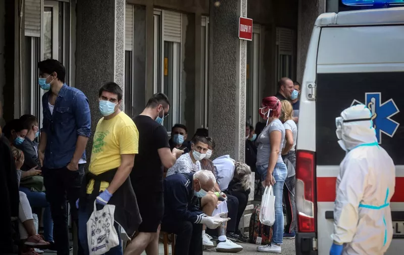 People wait for a medical examination outside the Clinic for Infectious and Tropical Diseases in Belgrade on June 24, 2020, as the number of coronavirus (COVID-19) cases grow again in Serbia. - Serbia officially confirmed on June 24, 2020, a total of 13,235 cases of the coronavirus (143 more than Tuesday). Out of that number a total of 263 have died. (Photo by Oliver BUNIC / AFP)