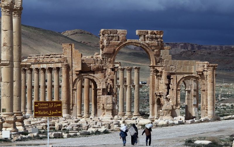 (FILES) - A file picture taken on March 14, 2014 shows Syrian citizens walking in the ancient oasis city of Palmyra, 215 kilometres northeast of Damascus. Islamic State (IS) group jihadists, who boast of having destroyed ancient sites in Iraq, threatened the ancient jewel of Palmyra, a UNESCO heritage site in the Syrian desert, on May 14, 2015. AFP PHOTO/JOSEPH EID