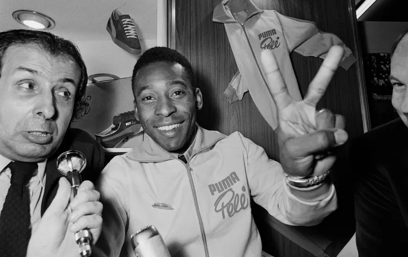 Brazilian football star Pelé makes teh victory sign on December 20, 1971 during a press conference in Paris. (Photo by AFP)