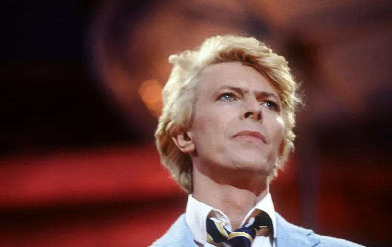 Photo prise, le 09 juin 1983, du chanteur, musicien, peintre, cinéaste, acteur, David Bowie, lors de son second spectacle sur la pelouse du champs de course d'Auteuil. David Bowie, a été acclamé par des milliers de fans.
FILM     AFP PHOTO / AFP / PHILIPPE WOJAZER