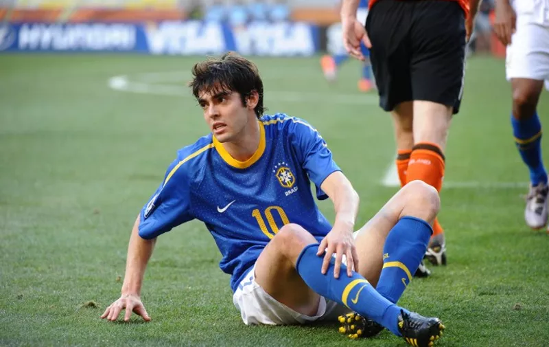 Brazil's midfielder Kaka (C) falls down during the 2010 World Cup quarter final Netherlands vs Brazil on July 2, 2010 at Nelson Mandela Bay stadium in Port Elizabeth. NO PUSH TO MOBILE / MOBILE USE SOLELY WITHIN EDITORIAL ARTICLE -  AFP PHOTO / FRANCOIS-XAVIER MARIT