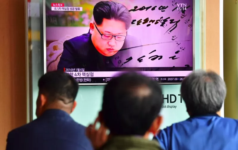 People watch a television news report, showing file footage of North Korean leader Kim Jong-Un, at a railway station in Seoul on September 9, 2016.
North Korea claimed September 9 it has successfully tested a nuclear warhead that could be mounted on a missile, drawing condemnation from the South over the "maniacal recklessness" of young ruler Kim Jong-Un. / AFP PHOTO / JUNG YEON-JE