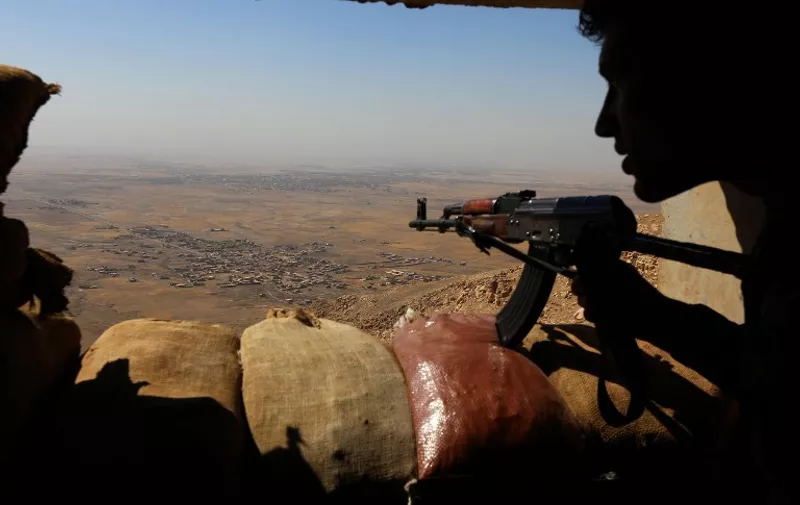 Iraqi Kurdish Peshmerga fighters hold a position on the top of Mount Zardak, about 25 kilometres east of Mosul, on October 6, 2016. 
Mosul, Iraq's second city, was seized by the Islamic State (IS) group in 2014 after multiple Iraqi divisions collapsed in the face of a jihadist assault.
But Baghdad is now planning, with help from a US-led coalition, a major operation to retake the city, which had a population of two million before the IS invasion.  / AFP PHOTO / SAFIN HAMED
