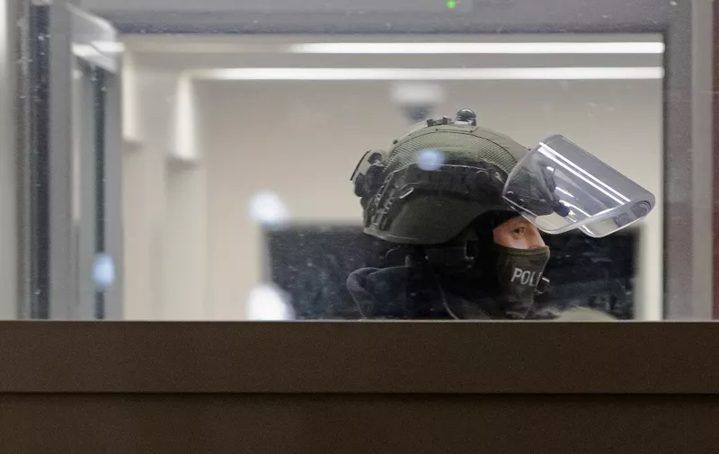 25 February 2021, Berlin: Police officers carry out a raid in the Märkisches Viertel. The action was related to the banning of the Jihad-Slafist association Jama'atu, also known as Tauhid Berlin. Photo: Paul Zinken/dpa-Zentralbild/dpa (Photo by Paul Zinken / dpa-Zentralbild / dpa Picture-Alliance via AFP)