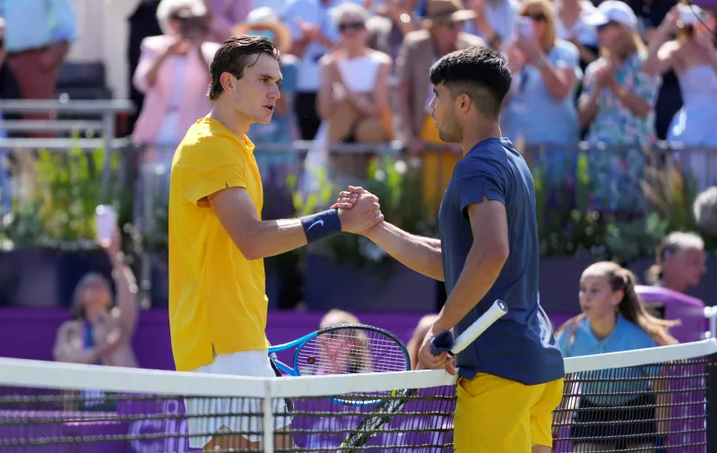 Jack Draper, left, of Britain, shakes hands with Carlos Alcaraz, of Spain, after Draper won during their men's singles match on day six of The Queen's Club tennis tournament in London, Thursday, June 20, 2024. (AP Photo/Kirsty Wigglesworth)