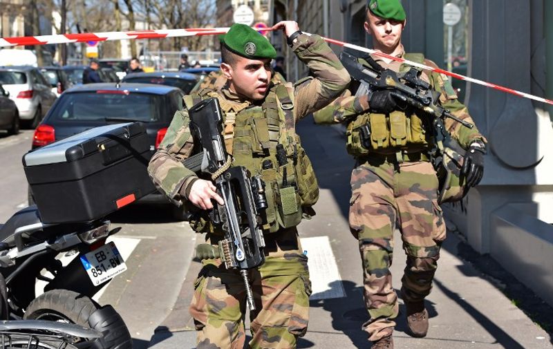 French Army soldiers arrive at the scene of the Paris offices of the International Monetary Fund (IMF) on March 16, 2017 in Paris, after a letter bomb exploded in the premises.
An employee at the Paris offices of the International Monetary Fund suffered injuries to her hands and face after opening a letter which exploded on March 16, police said. Several people were evacuated from the building near the Arc de Triomphe monument "as a precaution", a police source said.
 / AFP PHOTO / Christophe ARCHAMBAULT