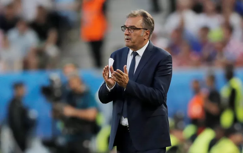 Croatia coach Ante Cacic applauds during the Euro 2016 Group D soccer match between Croatia and Spain at the Nouveau Stade in Bordeaux, France, Tuesday, June 21, 2016. (AP Photo/Manu Fernandez)
