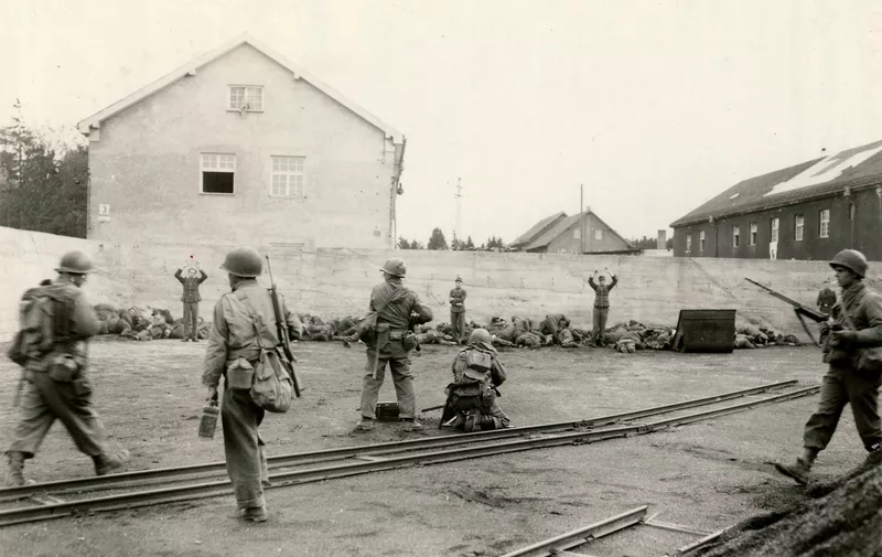 Američki vojnici ubijaju SS-ovce u Dachauu