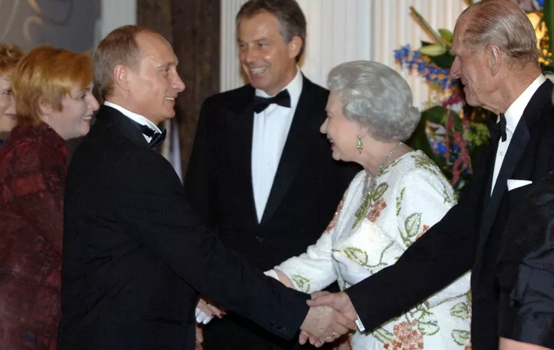 Britain's Queen Elizabeth II (2ndR), Prince Philip (R) welcome Russian President Vladimir Putin and his wife Lyudmila as British Prime Minister Tony Blair (C) looks on before hosting a dinner with G8 leaders at Gleneagles 06 July 2005.  Group of Eight leaders Wednesday joined a banquet hosted by Queen Elizabeth II, kicking off a three-day summit dedicated to curbing global warming and assisting Africa's poor.  AFP PHOTO  RICHARD LEWIS GOVERNMENT HANDOUT EDITORIAL USE ONLY (Photo by RICHARD LEWIS / GOVERNMENT HANDOUT / AFP)