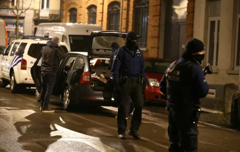 Police officers take part in an operation in Schaerbeek - Schaarbeek, Brussels, late on March 24, 2016. 
Six people were arrested on March 24, 2016 in a series of police operations in the Belgian capital, the federal prosecutor's office said, two days after jihadist attacks in Brussels left 31 dead. Raids have also taken place in the Brussels district of Schaerbeek where the three airport attackers left from on March 22 morning carrying three explosive-packed suitcases. There have been no arrests in the neighbourhood. / AFP PHOTO / Belga / NICOLAS MAETERLINCK / Belgium OUT