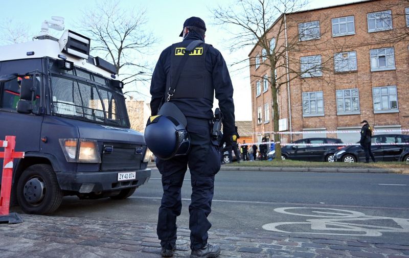 Police secures the area in front of a mosque in Copenhagen, where Danish far-right politician Rasmus Paludan has annonced to burn a copy of the Koran on January 27, 2023. - Turkey summoned Denmark's ambassador on January 27, 2023 to condemn a protest at which far-right extremist Paludan burned the Koran over Ankara's refusal to let Sweden and Finland join NATO. (Photo by Sergei GAPON / AFP)