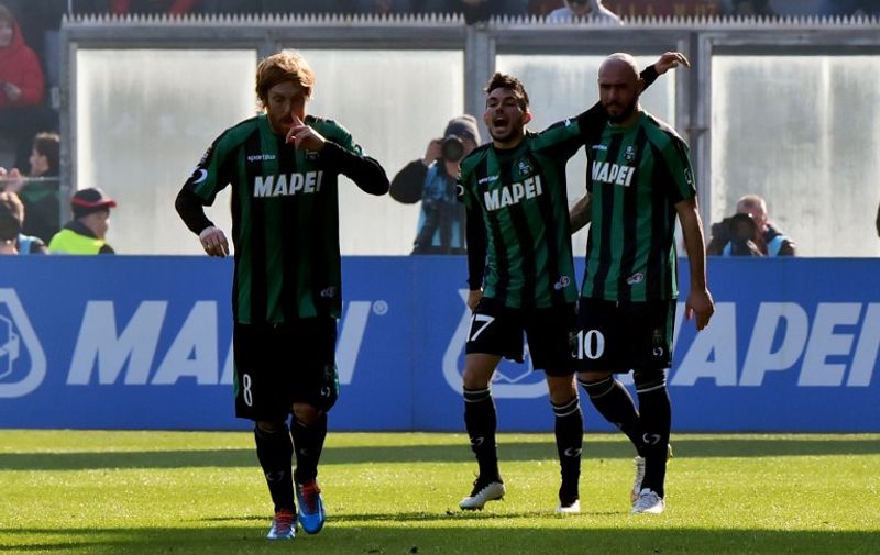 Sassuolo's forward Nicola Sansone (C) celebrates with teammates after scoring a goal during the Serie A football match between Sassuolo and Inter Milan at "Mapei Stadium"  in Reggio Emilia  on February 1, 2015 . AFP PHOTO / GIUSEPPE CACACE