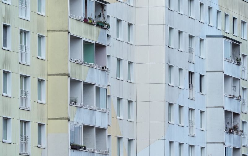 02 February 2024, Berlin: A multi-storey residential building in prefabricated construction stands next to Heinersdorfer Brücke. Photo: Soeren Stache/dpa (Photo by SOEREN STACHE / DPA / dpa Picture-Alliance via AFP)