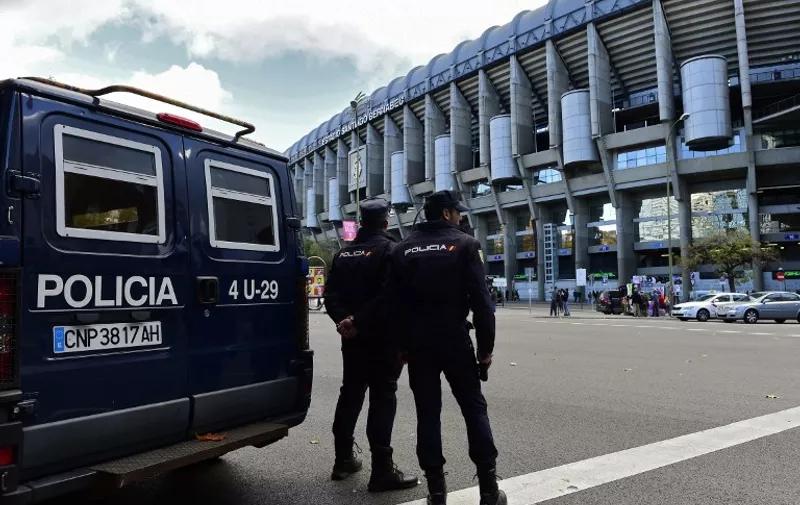 Spanish National Police officers stand in front of Santiago Bernabeu stadium hours before the Spanish league "Clasico" football match Real Madrid CF vs FC Barcelona at the Santiago Bernabeu stadium in Madrid on November 21, 2015. Spanish police will tighten a massive security cordon of 1,200 police around the Real Madrid-Barcelona Clasico football match today because of the Paris terror attacks. AFP PHOTO / JAVIER SORIANO / AFP / JAVIER SORIANO