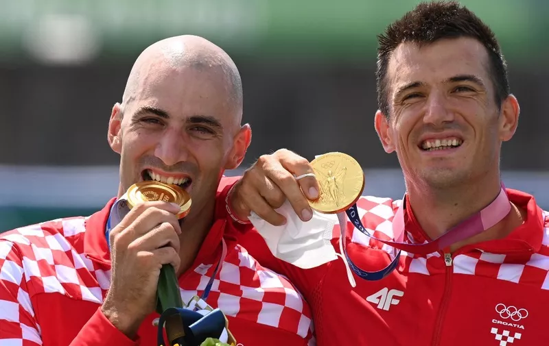 (L-R)Gold medallists Croatia's Martin Sinkovic and Valent Sinkovic pose on the podium following the men's pair final during the Tokyo 2020 Olympic Games at the Sea Forest Waterway in Tokyo on July 29, 2021. (Photo by Luis ACOSTA / AFP)