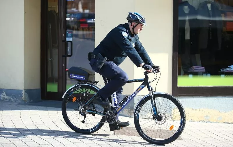Zagrebački policijski službenik spustio se biciklom Bakačevom ulicom, nakratko zaustavio na glavnom gradskom trgu, te produžio Praškom ulicom uz poprilično zanimanje građana s kojima je pristojno porazgovarao.