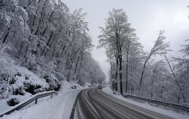 26.12.2020., Fuzine - Autocesta Rijeka - Zagreb od Kikovice do Delnica zatvorena za sav promet, a vozila se preusmjeravaju na staru cestu kroz Gorski kotar. Snijeg i olujna bura otezavaju promet.
Photo: Goran Kovacic/PIXSELL