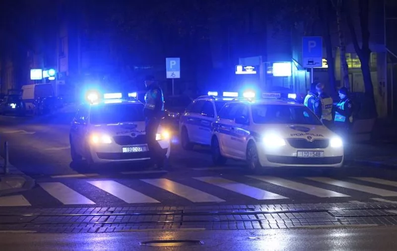 10.12.2015., Zagreb - Policija je blokirala ulicu Sveti Duh zbog sumnjivog paketa, navodno eksplozivne naprave, pronadjenog ispod vozila. Ocevid na mjestu dogadjaja je u tijeku, a promet je i dalje blokiran. Photo: Zeljko Lukunic/PIXSELL