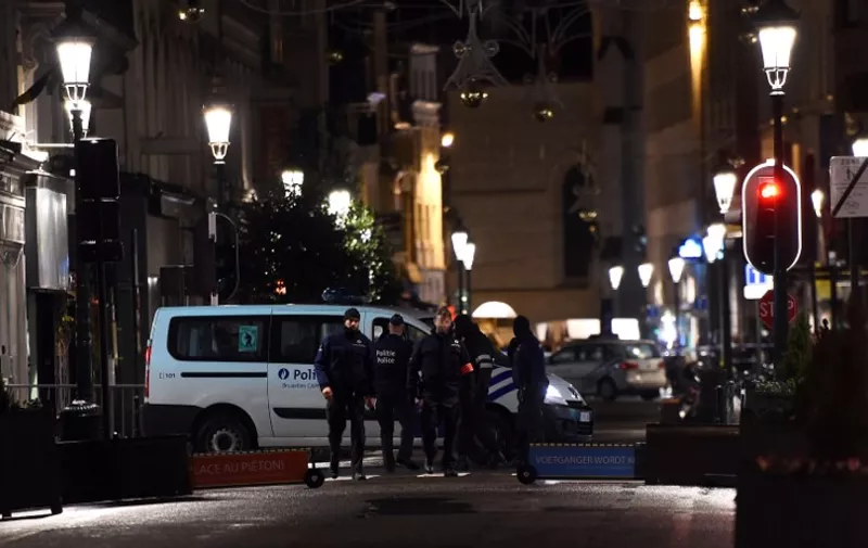 Police set a security perimeter, as a reported police intervention takes place, in Brussels on November 22, 2015. Brussels will remain at the highest possible alert level with schools and metros closed over a "serious and imminent" security threat in the wake of the Paris attacks, the Belgian prime minister said. Belgian police have launched several operations linked to the "terrorist threat" facing Brussels, which is under a top security alert over fears of Paris-style attacks, a spokesman said. AFP PHOTO / EMMANUEL DUNAND / AFP / EMMANUEL DUNAND