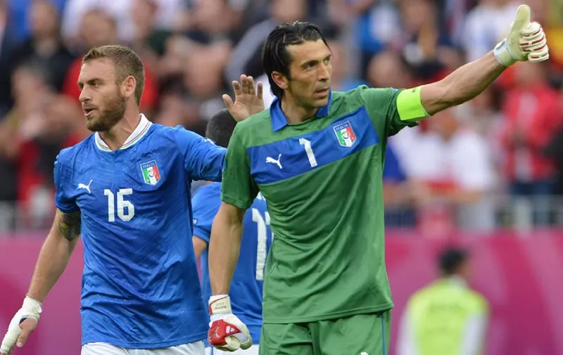 Italian midfielder Daniele De Rossi (L) and Italian goalkeeper Gianluigi Buffon react at the end of the Euro 2012 championships football match Spain vs Italy on June 10, 2012 at the Gdansk Arena.     AFP PHOTO/ GIUSEPPE CACACE (Photo by GIUSEPPE CACACE / AFP)