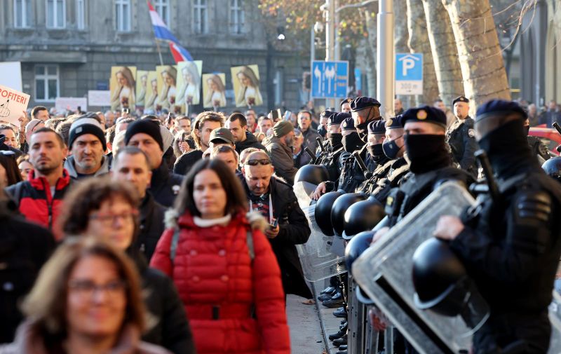 20.11.2021., Zagreb - Gradjanska udruga "Inicijativa prava i slobode" organizirala je prosvjed protiv COVID potvrda pod nazivom "ZAjedno za Slobodu" koji je krenuo s lokacije Trga zrtava fasizma te je odrediste kolone na Trgu bana Josipa Jelacica.