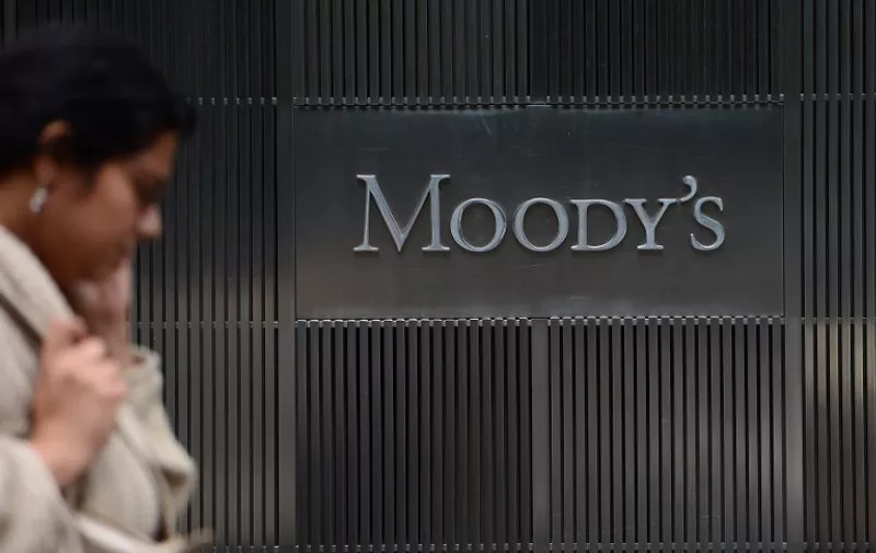 A sign for Moody's rating agency is displayed at the company headquarters in New York, September 18, 2012.  AFP PHOTO/Emmanuel Dunand / AFP PHOTO / EMMANUEL DUNAND
