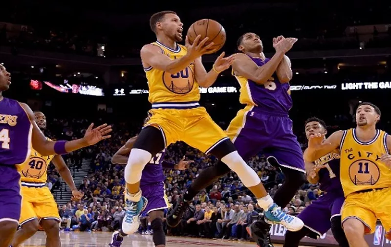 OAKLAND, CA - NOVEMBER 24: Stephen Curry #30 of the Golden State Warriors shoots over Jordan Clarkson #6 of the Los Angeles Lakers during their NBA basketball game at ORACLE Arena on November 24, 2015 in Oakland, California. NOTE TO USER: User expressly acknowledges and agrees that, by downloading and or using this photograph, User is consenting to the terms and conditions of the Getty Images License Agreement.   Thearon W. Henderson/Getty Images/AFP