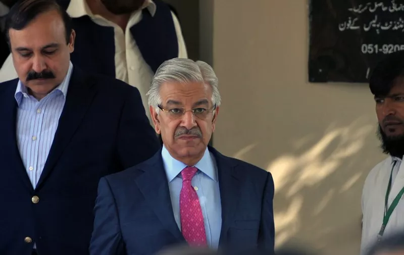 Pakistani Defence Minister Khawaja Asif (C) leaves the Supreme Court building  after a hearing over the Panama Papers in Islamabad on November 7, 2016.
A Pakistani opposition party last week abruptly called off a planned "lockdown" of the capital after the Supreme Court paved the way for an investigation into allegations of corruption against the prime minister's family. / AFP PHOTO / AAMIR QURESHI
