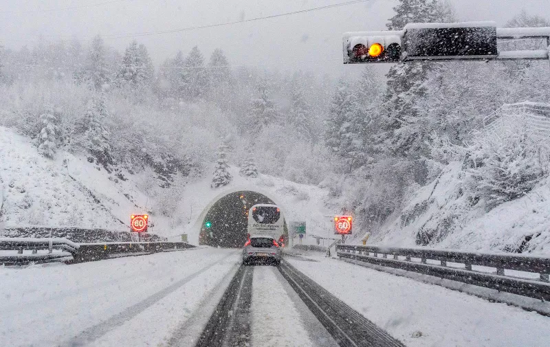 09.04.2022.., Ravna Gora- 
Na autocesti Karlovac -Rijeka otezana je voznja zbog zimskih uvijeta .
 Photo: Srecko Niketic/PIXSELL