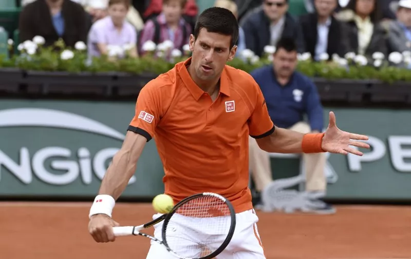 Serbia's Novak Djokovic returns the ball to Luxemburg's Gilles Muller during the men's second round of the Roland Garros 2015 French Tennis Open in Paris on May 28, 2015. AFP PHOTO / DOMINIQUE FAGET