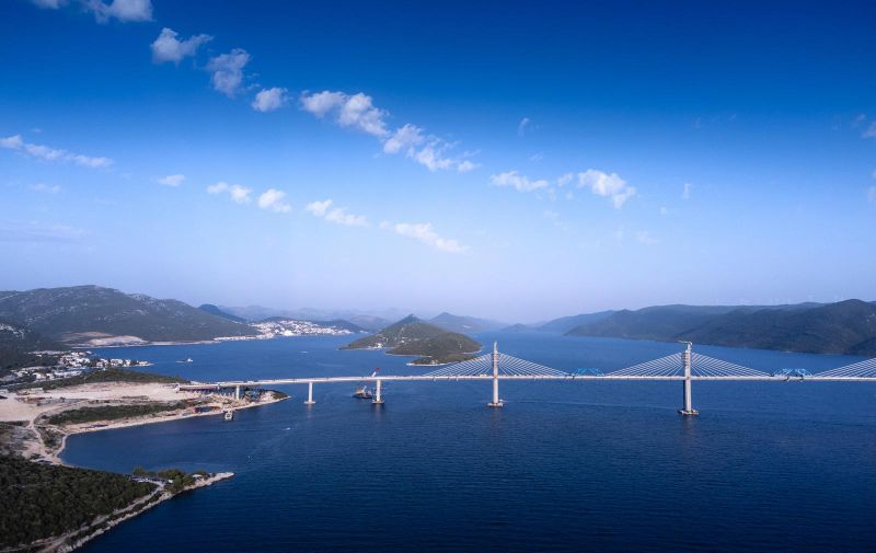 Za osam dana 28. srpnja Pelješki most trebao bio biti spojen u punoj svojoj dužini od 2,4 kilometra kojom će konačno povezati hrvatski jug s ostatkom zemlje.