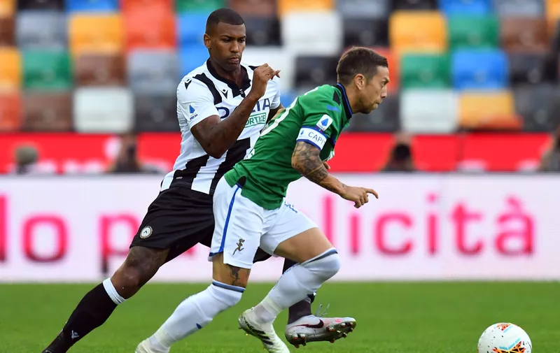 UDINE, ITALY - JUNE 28: Alejandro Gomez of Atalanta BC competes for the ball with Ken Sema of Udinese Calcio during the Serie A match between Udinese Calcio and Atalanta BC at Stadio Friuli on June 28, 2020 in Udine, Italy.  (Photo by Alessandro Sabattini/Getty Images)