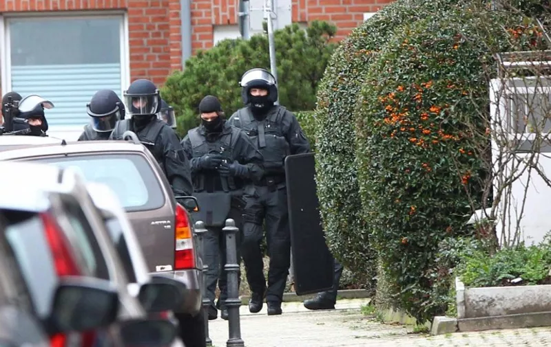 Special police commandos can be seen in Alsdorf near Aachen, western Germany after three arrests were made on Novermber 17, 2105. German police hunting for suspects in the Paris attacks said they had arrested one man and two women of foreign nationalities near the Belgian borders but couldn't confirm their identities yet. AFP PHOTO /  DPA / RALF ROEGER    +++ GERMANY OUT +++ / AFP / DPA / RALF ROEGER