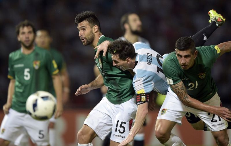 Argentina's Lionel Messi (C) vies for the ball with Bolivia's Danny Bejarano (L) and Bolivia's Ronald Eguino (R) during their Russia 2018 FIFA World Cup South American Qualifiers' football match in Cordoba, Argentina, on March 29, 2016.  AFP PHOTO / JUAN MABROMATA / AFP / JUAN MABROMATA
