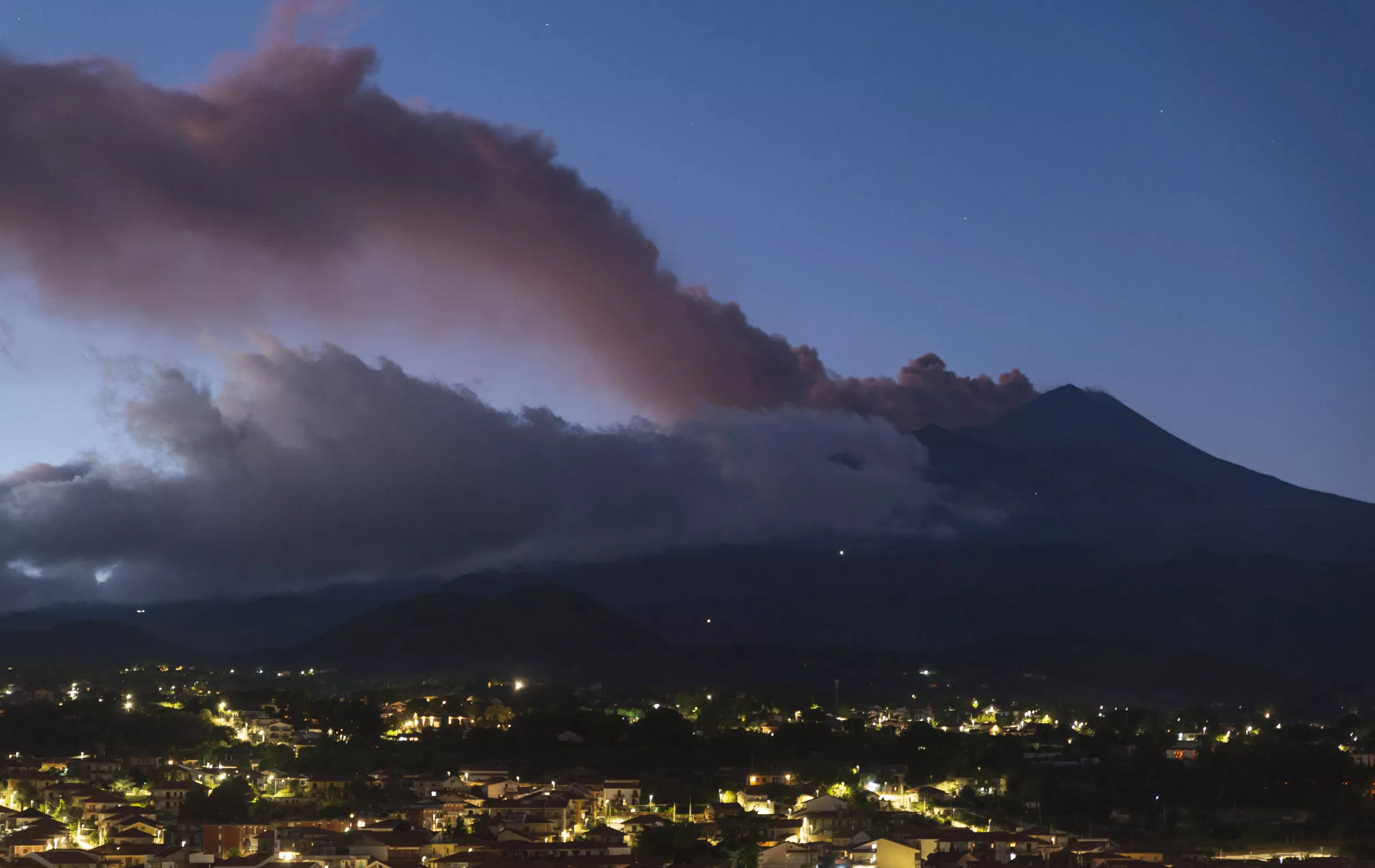 Video. Etna ponovno eruptira, kaos u zračnom prometu. Tisuće putnika zaglavile, cijene karata divljaju