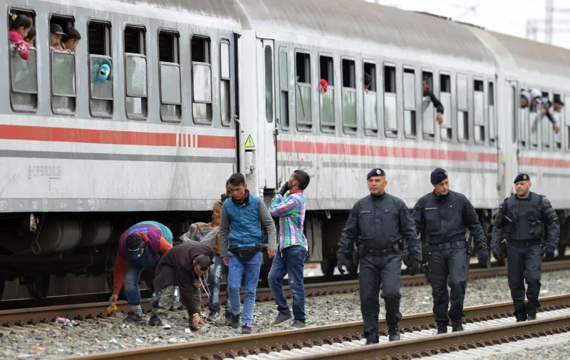 28.09.2015.,  Tovarnik - Oko 16 iz Tovarnika je krenuo vlak s migrantima u Botovo. 
Photo: Marko Jurinec/PIXSELL