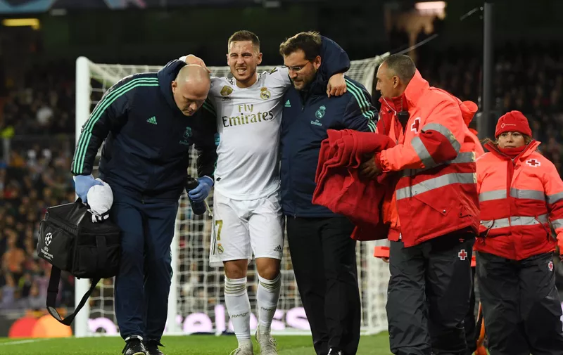 MADRID, SPAIN - NOVEMBER 26: Eden Hazard of Real Madrid leaves the pitch with an injury during the UEFA Champions League group A match between Real Madrid and Paris Saint-Germain at Bernabeu on November 26, 2019 in Madrid, Spain. (Photo by David Ramos/Getty Images)