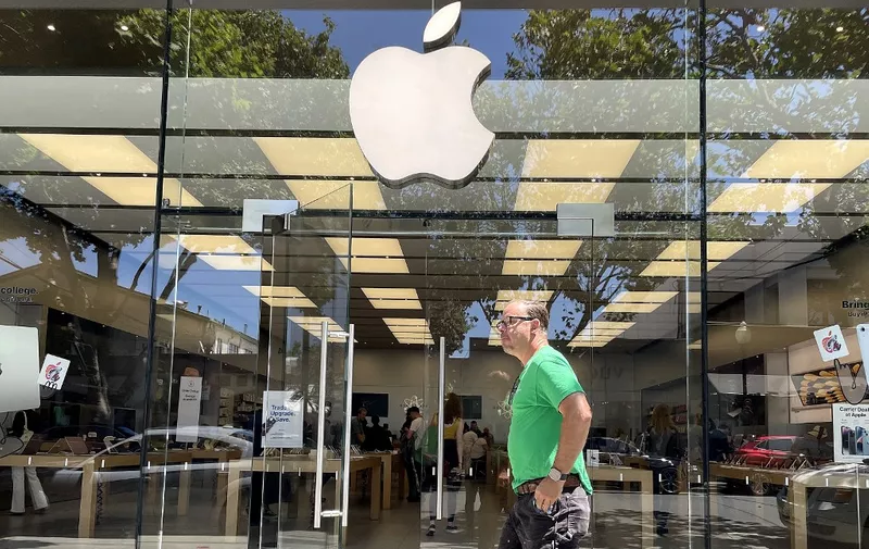 BERKELEY, CALIFORNIA - AUGUST 04: A pedestrian walks by an Apple Store on August 04, 2023 in Berkeley, California. Shares of Apple stock fell on Friday morning after the tech giant reported third-quarter earnings on Thursday with revenue of $81.8 billion compared to an expected $81.69 billion. Revenues have declined for the third consecutive year.   Justin Sullivan/Getty Images/AFP (Photo by JUSTIN SULLIVAN / GETTY IMAGES NORTH AMERICA / Getty Images via AFP)