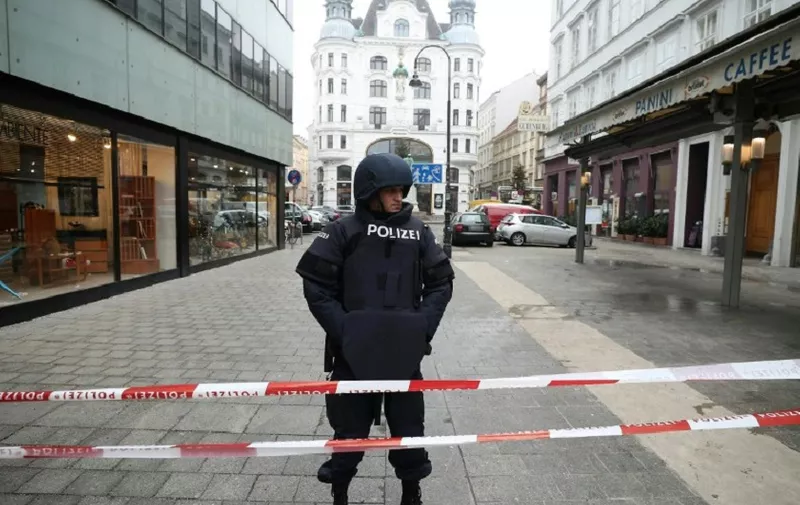 A police officer secures the crime scene where a person died and an other has been injured by gunshots in the historic center in Vienna, Austria, on December 21, 2018. - Two people were injured by gunshots in the historic centre of Vienna on Friday afternoon, city police said in a statement. A search was launched after the two were found in the Lugeck area of the city's first district at 1:30pm (1230 GMT), police said. The circumstances of the shooting are still unclear, it added. (Photo by GEORG HOCHMUTH / APA / AFP) / Austria OUT