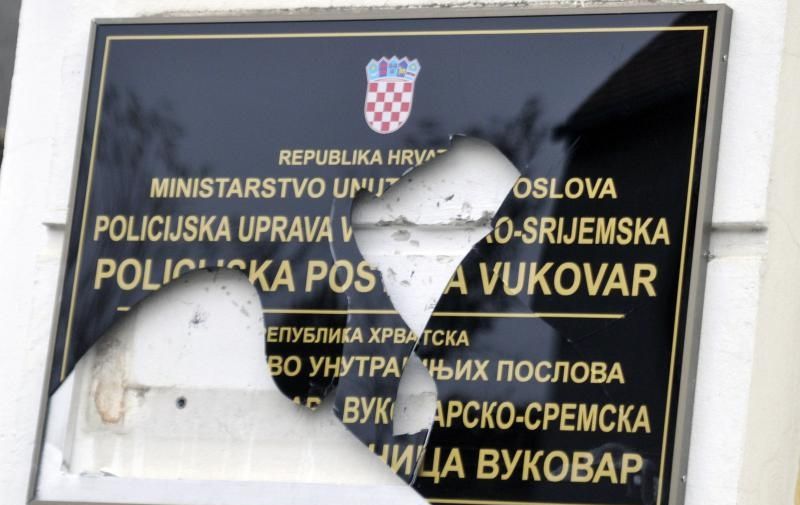 12.11.2013., Vukovar - Policija se sukobila s tri osobe koje su danas u 11 sati pokusale skinuti plocu s dvojezicnim natpisom, pri cemu je jedan od izgrednika ozlijeden. 
Photo: Goran Ferbezar/PIXSELL
