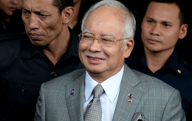 Malaysia's Prime minister Najib Razak (C) leaves after a parliament session in Kuala Lumpur on October 19, 2015. Malaysian opposition leader Wan Azizah Wan Ismail said she planned to submit a motion for a parliamentary vote of no confidence in Prime Minister Najib Razak, who is under fierce scrutiny over a slew of corruption allegations.    AFP PHOTO / MANAN VATSYAYANA / AFP / MANAN VATSYAYANA